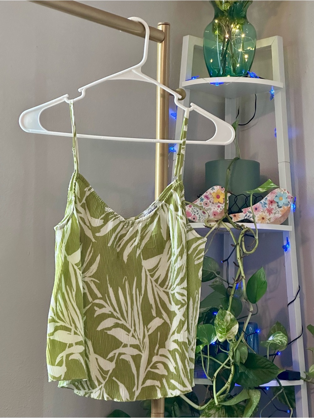 Magnolia Green and White Leaf-Print Sleeveless Top LIKE NEW WITH NO TAGS - Picture 4 of 8